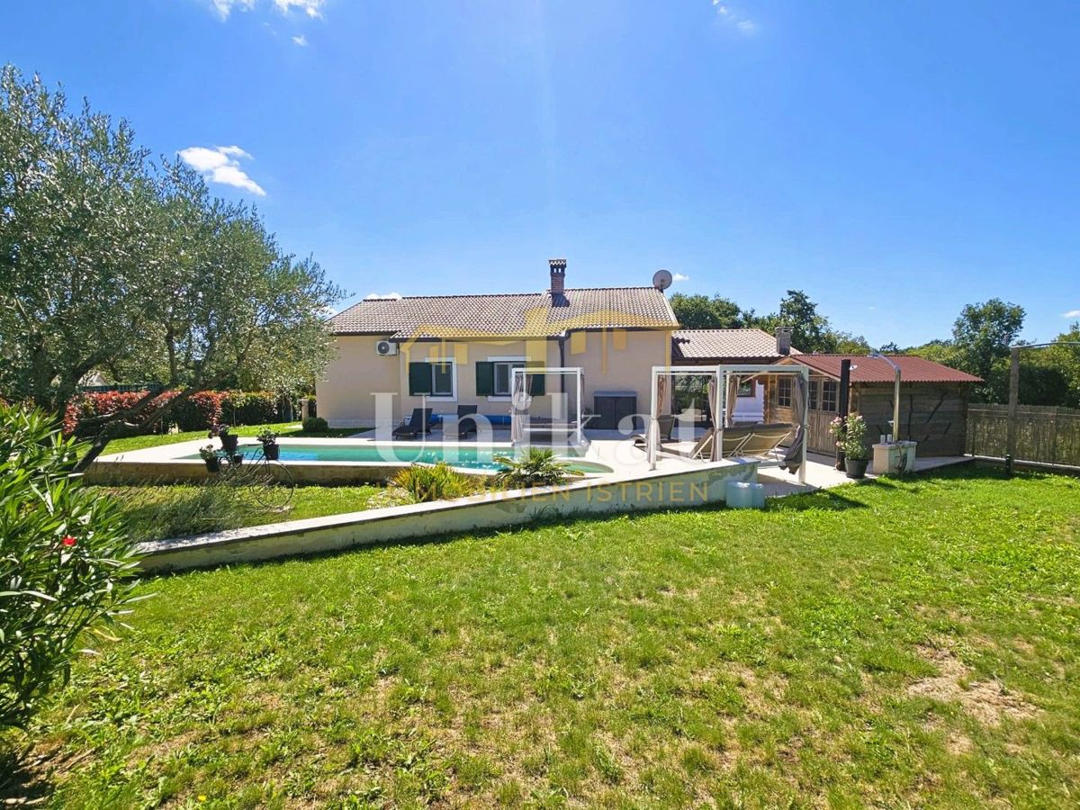 Samostojna pritlična hiša - bazen, garaža in velik vrt